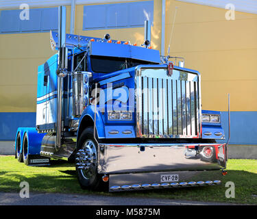 PORVOO, Finlandia - 28 giugno 2014: Blu Kenworth Visualizza carrello trattore, sul display a Riverside riunione del carrello 2014 in Porvoo, Finlandia. Foto Stock