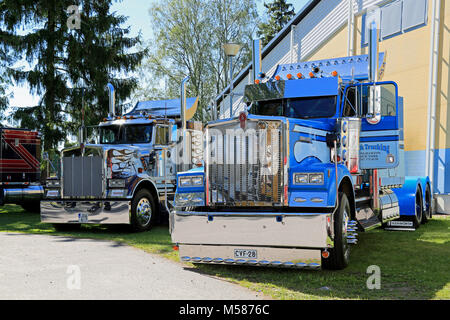 PORVOO, Finlandia - 28 giugno 2014: due americani vintage Kenworth autocarro pesante i trattori con cabina convenzionale visualizzati a Riverside riunione del carrello 2014 in Foto Stock