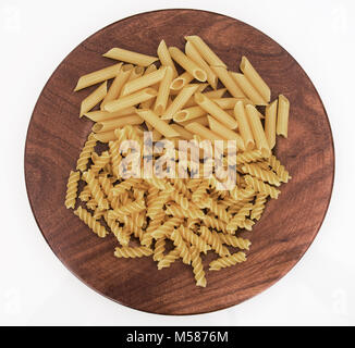 Senza glutine pasta fatta dal granturco e dal riso. Le penne rigate e fusilli. Tubi e spirali. Foto Stock