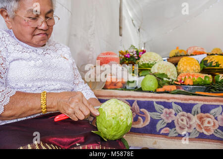 Miami Florida,Homestead,Redlands,Fruit & Spice Park,Asian Culture Festival,festival fair,Thai,Thailandia,frutta scolpita,verdura,verdura,cibo,senior Foto Stock