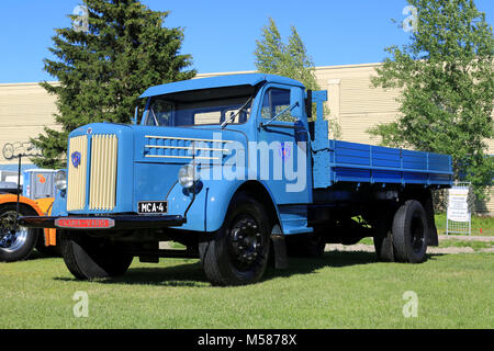 PORVOO, Finlandia - 28 giugno 2014: Blu Scania Vabis vintage pickup truck sul display a Riverside riunione del carrello 2014 in Porvoo, Finlandia. Foto Stock