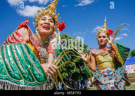 Miami Florida,Homestead,Redlands,Fruit & Spice Park,Asian Culture Festival,festival fair,Manorah Thai Dancer,Thailandia,arte popolare,corona dorata,ricamo Foto Stock