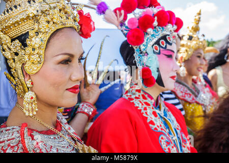 Miami Florida, Homestead Redlands, Fruit & Spice Park Asian Culture Festival, Manorah Thai Dancer, corona dorata ricamo costumi unghie, donna fema Foto Stock