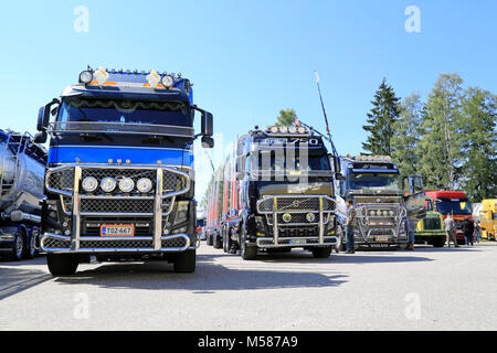 PORVOO, Finlandia - 28 giugno 2014: fila di show truck a Riverside riunione del carrello 2014 in Porvoo, Finlandia. Foto Stock