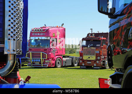 PORVOO, Finlandia - 28 giugno 2014: Rosa Scania V8 carrello trattore e vintage Volvo F88 carrello sul display a Riverside riunione del carrello 2014 in Porvoo, finlan Foto Stock