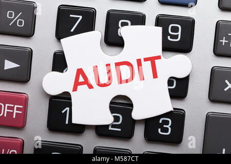 Direttamente sopra il colpo di Jigsaw Puzzle pezzo con testo di audit sulla calcolatrice Foto Stock