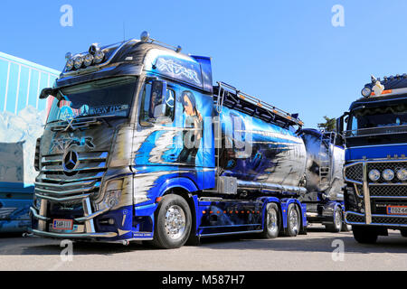 PORVOO, Finlandia - 28 giugno 2014: Mercedes-Benz Actros Visualizza carrello "Xtar" di Kuljetus Auvinen Oy con impressionante illustrazione sul display al Riverside carrello Foto Stock