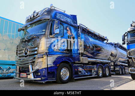 PORVOO, Finlandia - 28 giugno 2014: Mercedes-Benz Actros Visualizza carrello "Xtar" di Kuljetus Auvinen Oy con impressionante illustrazione sul display al Riverside carrello Foto Stock