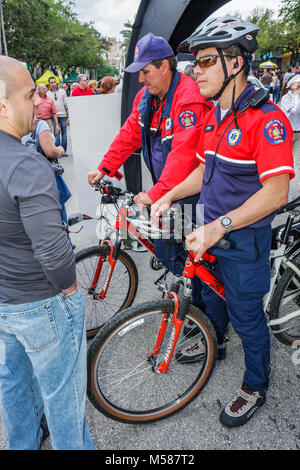 Miami Florida,Coral Gables,Miracle Mile,Coral Way,Carnaval on the Mile,Festival Ispanico,festival,celebrazione,fiera,evento della comunità,pattuglia in bicicletta,bicycl Foto Stock
