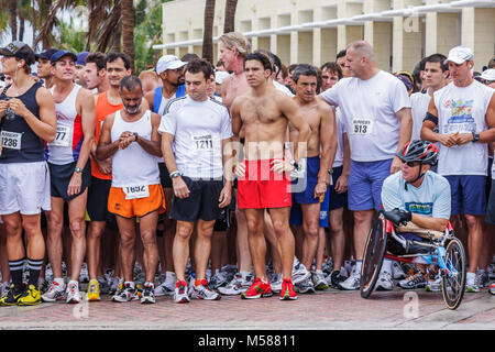 Miami Beach Florida,Ocean Drive,5K Run,community beneficity,competizione,gara,sport,fitness,resistenza,linea di partenza,attesa,anticipazione,uomini,adulti,atleti, Foto Stock