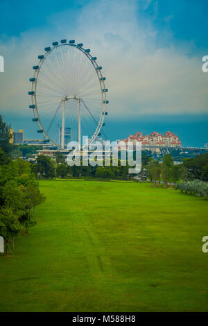 SINGAPORE, Singapore - 01 febbraio 2018: Singapore Flyer - la più grande ruota panoramica del mondo si trova a Singapore Foto Stock