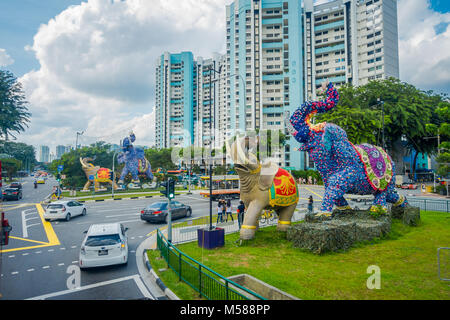 SINGAPORE, Singapore - 01 febbraio 2018: Outdoor View non identificato di persone che camminano per le strade con alcune vetture ed enormi lapidato elefanti colorati si trova in Little India di Singapore Foto Stock