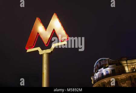 Il simbolo della metropolitana di Mosca sulla Tverskaya Street a Mosca. Foto Stock