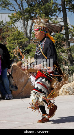 Grand Canyon Archeologia giorno arco e frecce danza . Tyler John del sentiero di polline ballerini esegue i Navajo di arco e frecce danza al Grand Canyon National Park Il centro visitatori. L'arco e frecce Dance racconta la storia dei Navajo giorni di caccia e viene utilizzato anche come protezione. Server dei criteri di rete Foto Stock