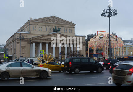 Gennaio 15, 2018, Mosca, Russia. Il traffico automobilistico sul teatro passano davanti al Teatro Bolshoi di Mosca. Foto Stock