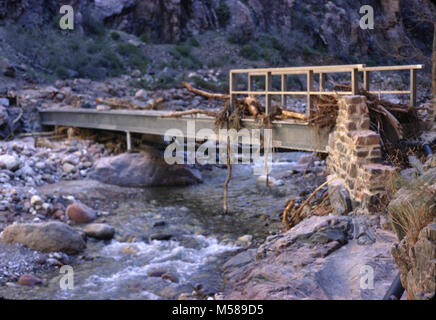 Grand Canyon alluvione di Bright Angel Canyon . 1966 Bright Angel Creek dei danni provocati dalle inondazioni a uno del Nord Kaibab Trail ponti che era stato costruito nel 1965. Server dei criteri di rete Foto Stock