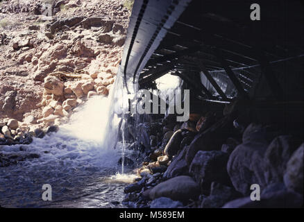 Grand Canyon alluvione di Bright Angel Canyon . Dettaglio di alluvione danni a uno dei North Kaibab Trail ponti. Il ponte era stato costruito nel 1965. Server dei criteri di rete Foto Stock