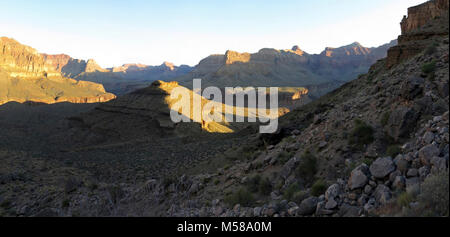 Grand Canyon Nat Park Alba sul sentiero di Eremita . Aprile 22, 2012 - 06:23 a.m. Questa vista sunrise è guardando a Nord come eremita il sentiero inizia a salire il lato ovest di fronte Butte. La serie di tornanti (dove la telecamera è stata posizionata) è stato chiamato, il serpente, dai tecnici che hanno progettato il sentiero nel 1911. Una porzione del Tonto Trail è visibile vicino al centro della foto e a sinistra. Questo tratto del Tonto Trail connette eremita Camp con un monumento Creek. Foto Stock