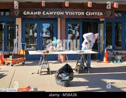 Grand Canyon Nat Centro Visitatori del Parco presentano l'installazione . Giovedì 22 Marzo, 2012. Tra il 20 marzo e il 7 aprile 2012, presenta nuovi sono installati presso il Grand Canyon Visitor Center. (South Rim) durante il processo di costruzione, porzioni del Visitor Center può essere chiusa, ma ci saranno sempre i Rangers il dovere di rispondere alle domande. Server dei criteri di rete Foto Stock