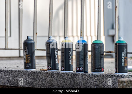 Colorate bombolette spray sono pronti per l'uso Foto Stock