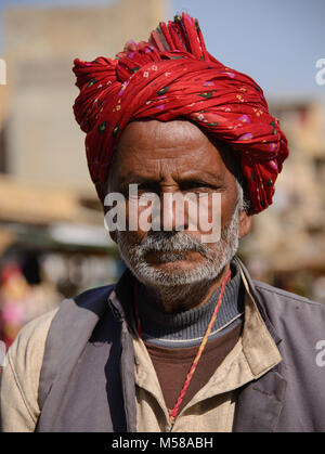 Rajasthani indossando variopinti turbante, Rajasthan, India Foto Stock