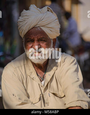 Rajasthani indossando variopinti turbante, Rajasthan, India Foto Stock