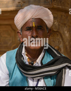 Rajasthani indossando variopinti turbante, Rajasthan, India Foto Stock