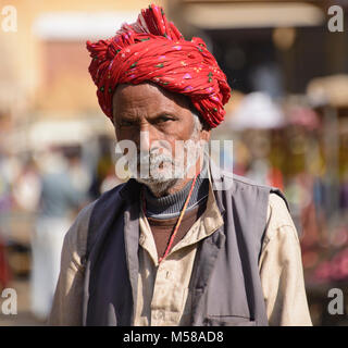 Rajasthani indossando variopinti turbante, Rajasthan, India Foto Stock