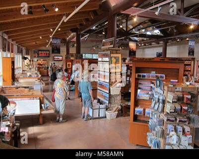 Parco Nazionale del Grand Canyon Libri & Più (storico ) . La più grande libreria nel parco, libri e molto di più, è azionato dal Grand Canyon associazione e si trova presso il South Rim Visitor Center vicino a Mather Point sul bordo sud del Parco Nazionale del Grand Canyon. Quando si acquista presso il Grand Canyon Association (GCA) librerie il tuo acquisto supporta il Parco Nazionale del Grand Canyon. GCA è una organizzazione senza scopo di lucro creata nel 1932 a coltivare la conoscenza, il rilevamento e la gestione amministrativa a beneficio del Parco Nazionale del Grand Canyon e i suoi visitatori. Da allora, GCA ha fornito oltre 23 milioni di dollari in assistenza finanziaria Foto Stock