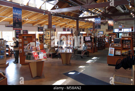 Parco Nazionale del Grand Canyon Libri & di più . La più grande libreria nel parco, libri e molto di più, è azionato dal Grand Canyon associazione e si trova presso il South Rim Visitor Center vicino a Mather Point sul bordo sud del Parco Nazionale del Grand Canyon. Quando si acquista presso il Grand Canyon Association (GCA) librerie il tuo acquisto supporta il Parco Nazionale del Grand Canyon. GCA è una organizzazione senza scopo di lucro creata nel 1932 a coltivare la conoscenza, il rilevamento e la gestione amministrativa a beneficio del Parco Nazionale del Grand Canyon e i suoi visitatori. Da allora, GCA ha fornito oltre 23 milioni di dollari in un sostegno finanziario. Shop o Foto Stock