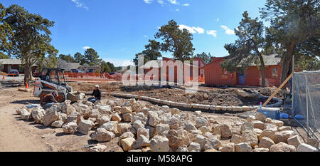 Parco Nazionale del Grand Canyon Bright Angel sentiero la riabilitazione . Marzo 6, 2013. Costruzione di una zona paesaggistica o vegetazione buffer tra il Bright Angel sentiero parcheggio e il Bright Angel cabine. Paesaggio / la rivegetazione: Il Parco Nazionale del Grand Canyon politica impone che tutti gli impianti devono essere geneticamente puri per la zona. Tutte le piante erano cresciute da semi raccolti o recuperati dal di dentro il parco. Il parco di vegetazione del personale, solo con il contributo di volontari e Student Conservation Association sarà impianto fino a 10.000 piante entro in precedenza area disturbato. Pl nativo Foto Stock