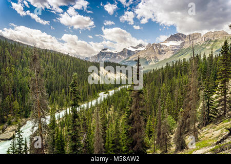 Splendido paesaggio delle montagne rocciose e Athabasca River nel Parco Nazionale di Jasper, Canada Foto Stock