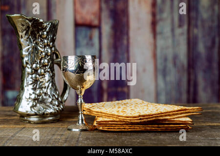 Matzo per Pasqua con barra in metallo e il vino sulla tavola Foto Stock