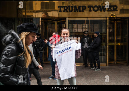 Un sostenitore del Presidente americano Donald Trump pone di fronte Trump Tower a New York City Foto Stock