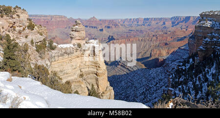 Parco Nazionale del Grand Canyon Duck su una roccia . (5121 x 2539) Winter Snow indugia in ombra da Duck su una roccia. Questo pittoresco si affacciano è a est del Grand Canyon Village tra Yaki e Grandview punti lungo Desert View Drive sul bordo sud del Parco Nazionale del Grand Canyon. Server dei criteri di rete Foto Stock