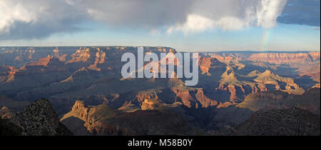 Parco Nazionale del Grand Canyon Grandview Point tramonto . (7740 x 3275) Tramonto da Grandview punto su Mercoledì, 21 settembre 2011. Una debole ranibow è visibile sulla destra. Grandview Point ha una elevazione di 7399 piedi / 2256 metri. Questo punto di vista popolari lungo la Desert View Drive sul bordo sud del Parco Nazionale del Grand Canyon offre viste panoramiche del canyon da est a ovest, comprese varie anse del fiume Colorado a est. Server dei criteri di rete Foto Stock