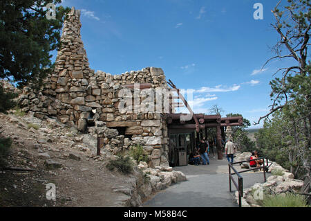 Parco Nazionale del Grand Canyon eremiti riposo . Est-rivolto verso il lato di eremiti di riposo (1914) alla fine di Hermit Road (West Rim Drive) costruita nel 1914 da Santa Fe Railroad architetto Maria colter. A diverse miglia a ovest di Grand Canyon Village il South Rim. L'edificio è stato costruito originariamente come una sosta per la fase corta linea che correva da El Tovar a questa posizione, è un edificio in pietra collocati a diversi metri di distanza dal bordo del cerchione, ed è nascosto in un piccolo uomo tumulo di terracotta, costruita attorno e sopra la costruzione a mescolarsi con la sua impostazione. Eremita di riposo è stato progettato per resem Foto Stock