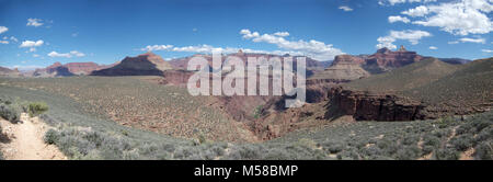 Parco Nazionale del Grand Canyon Ranch fantasma come visto da Tonto. Domenica 31 Marzo, 2013. Vista da Tonto Trail guardando verso il basso su una porzione del Phantom Ranch. (Vicino al centro della foto - di un verde più luminoso patch. Il Tonto trail attraversa il vasto Tonto Platform circa 3900 piedi (1200 m) al di sotto del bordo sud, intersecante sia il Bright Angel e South Kaibab sentieri. Il Tonto Trail è un ruvido, senza manutenzione deserto percorso. Canali e strette, erodendo le sezioni sono comuni. Gli escursionisti devono essere preparati mentalmente e fisicamente, per affrontare la dura realtà del canyon interno escursionismo al di fuori della c Foto Stock
