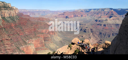 Parco Nazionale del Grand Canyon Ranger Escursione guidata a Cedar Ridge. Ooh, Aah punto il primo spot lungo il sentiero dove un ampia vista a est è visibile. Passo nel panorama su un ranger escursione guidata a Cedar Ridge sulla South Kaibab Trail. Offerta ogni giorno durante l'estate. L'escursione parte presto ogni mattina sul bordo sud. Verificare presso il Centro Visitatori per il tempo esatto. Scoprire il canyon è di una bellezza mentre scende 1,120 piedi (340 m) su un sentiero sterrato. Questo faticoso di 3 miglia (5 km), il round-trip escursione non è raccomandato per le persone con il cuore o problemi respiratori o difficoltà di deambulazione. Foto Stock