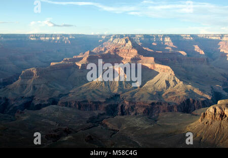 Parco Nazionale del Grand Canyon tramonto da Yaki Point . Maggio 10, 2013. Punto Yaki, elevazione: 7262 piedi (2213 m) è un posto tranquillo da cui godere il tramonto o l'alba. Yaki Point e S. Kaibab Trail il Parcheggio chiuso a veicolo privato del traffico. Turisti ride il parcheggio gratuito navetta per accedere a questa zona. Non ci sono servizi igienici situato in entrambe le posizioni. Server dei criteri di rete Foto Stock