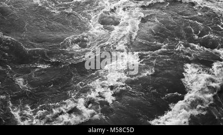 Una forte tempesta di sabbia si solleva dal fondo del mar nero Foto Stock