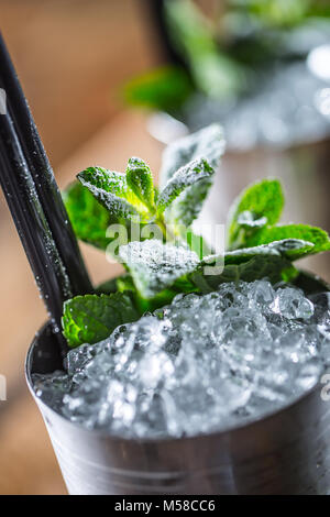 Mint Julep cocktail alcolico sulla tavola di legno in pub o ristorante. Foto Stock