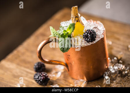Moscow mule bevanda alcolica. Moscow mule cocktail alcolico sul bancone bar in pub o ristorante. Foto Stock