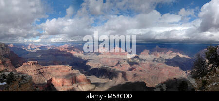 Parco Nazionale del Grand Canyon vista dall'Yavapai Museo di geologia. (7467 x 3165) Vista verso ovest da Yavapai Museo di geologia, South Rim, il Parco Nazionale del Grand Canyon. La corazzata è visibile sulla sinistra, Tempio di Iside evidenziato al centro con Plateau di punto sotto e completamente nelle ombre. Il Bright Angel Canyon sulla destra punti nella direzione generale di Grand Canyon Lodge sul bordo Nord del canyon. Il museo si trova qui perché tutti i componenti geologica della formazione del canyon sono visibili da qui a Yavapai Point. Server dei criteri di rete Foto Stock