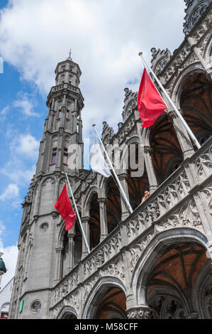 Provinciaal Hof (Tribunale provinciale) - un edificio neogotico sul Grote Markt (piazza del mercato di Bruges, Belgio Foto Stock