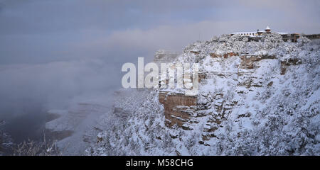 Parco Nazionale del Grand Canyon tempesta invernale tramonto . Il villaggio di Grand Canyon al tramonto di sabato 3 dicembre, 2011. durante una tempesta di neve. Foto scattata da Bright Angel Lodge guardando lo storico El Tovar Hotel. El Tovar Hotel, il premier lodging facility sul bordo Sud del Grand Canyon, ha aperto le sue porte nel 1905 ed è stato recentemente rinnovato nel 2005. In passato la struttura ha ospitato tali luminari come Theodore Roosevelt, Albert Einstein, autore occidentale Zane grigio, e molti altri. Oggi, El Tovar conserva il suo fascino elegante. Situato sul Canyon Rim, dispone di una bella sala da pranzo (aperta Foto Stock