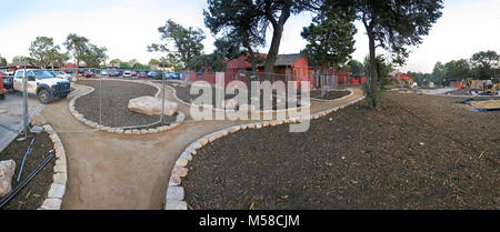 Grand Canyon NP Bright Angel sentiero Project Aprile , . Aprile, 28, 2013. Guardando a sud dal canyon rim, giù nuovi sentieri di Bright Angel Lodge cabine. Dark brown area sarà ri-vegetò. Migliorata area di parcheggio sulla sinistra. Paesaggio con massi e muratura in pietra impostato nel luogo i lavoratori stanno ora completando il marciapiede . Questo include porzioni di calcestruzzo del sentiero plaza e il restante sentieri. Il progetto complessivo è in programma e dovrebbero terminare entro metà maggio, 2013. Server dei criteri di rete Foto Stock