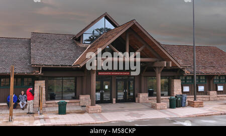 Grand Canyon NP South Rim Backcountry Information Center . (7000 x 3900) South Rim Backcountry Information Center è aperto tutti i giorni, tutto l'anno, dalle 8 del mattino a mezzogiorno e da 1:00 a 5:00 p.m. MST. Backcountry rangers rispondere alle informazioni richieste telefoniche al (928) 638-7875 da 1:00-5:00 p.m. MST, dal lunedì al venerdì, tranne su vacanze federale. Questo numero di telefono è per richieste di informazioni soltanto. Il backcountry Information Center è situato a ovest fine del Grand Canyon Village, vicino Maswik Lodge e Parcheggio D. Il Villaggio Route bus navetta ha designato una fermata di fronte al build Foto Stock