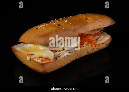 Vegetarian hot dog su sfondo nero Foto Stock