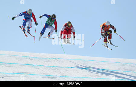 Canada's Brady Leman (destra) conduce oltre l'ultimo salto per vincere il suo primo quarto di finale in uomini della Ski cross a Phoenix Snow Park durante il giorno dodici del PyeongChang 2018 Giochi Olimpici Invernali in Corea del Sud. Foto Stock